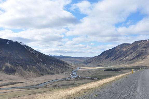 Paisagem da estrada que corta o norte da Islândia, entre Akureyri e a capital Reykjavik